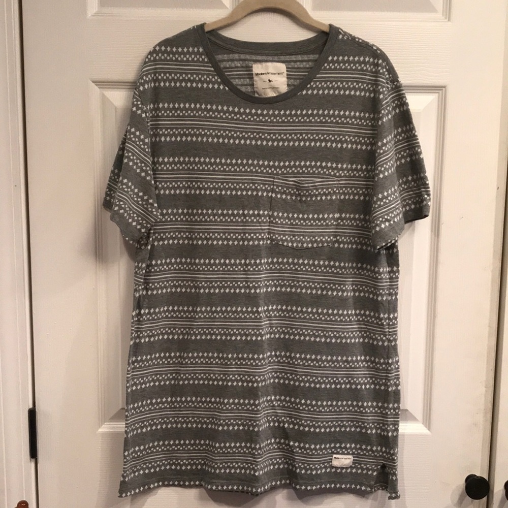 Modern Amusement size L pullover T-shirt